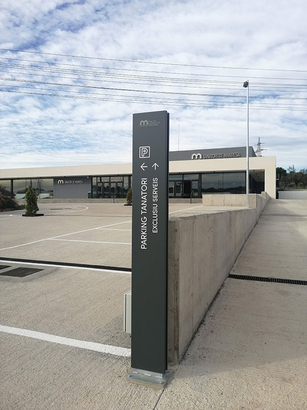 VISLUM totem senyalitzaci&oacute; parking Tanatori