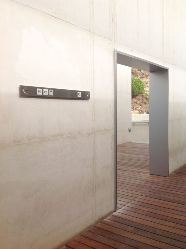 VISLUM projecte de senyaletica exterior en acer inoxidable